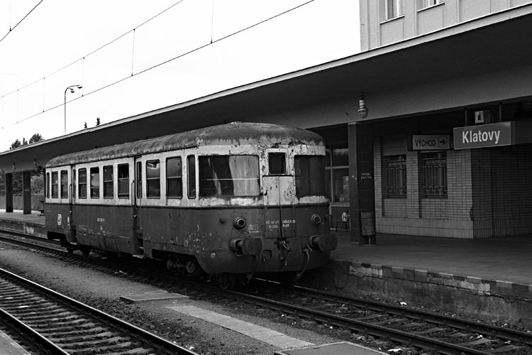 Triebwagen im Bahnhof von Klatovy (CSR)