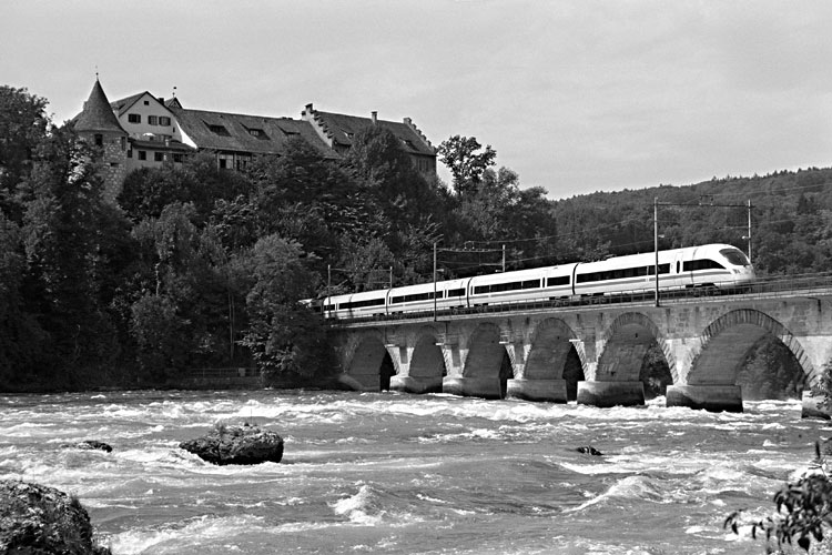 Ein ICE-T auf der Rheinfallbrücke bei Schaffhausen.