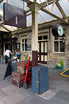 Wales - Llangollen - Koffer am Bahnhof