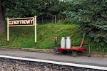 Wales - Glyndyfrdwy - Milchkannen am Bahnhof